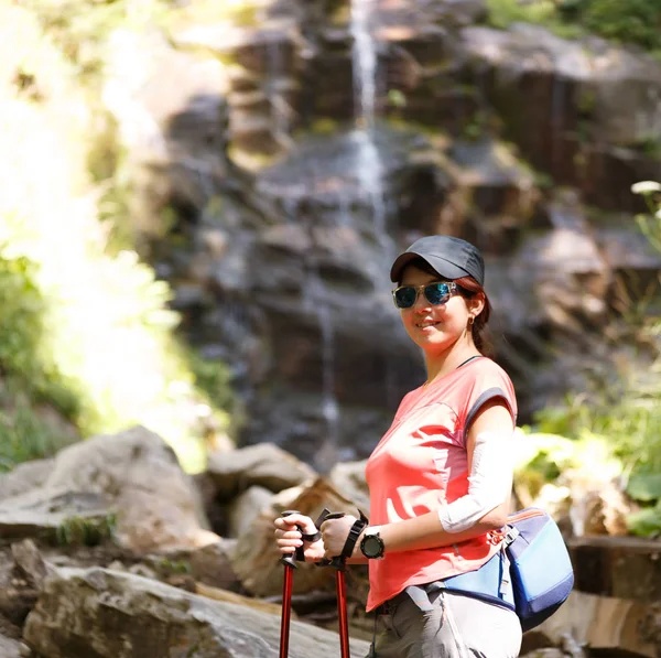 Foto de mujer turista con palos para caminar deportivo — Foto de Stock