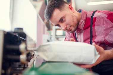 Görüntü cihazları yanındaki brunet işadamı