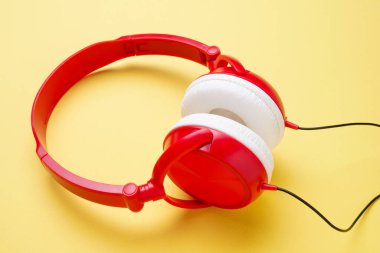 Görüntü beyaz ve kırmızı kulaklık
