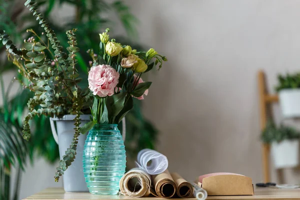 Obraz z pokoju Kwiaciarnia wazon z kwiatami przy stole — Zdjęcie stockowe