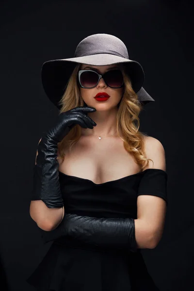 Retrato de mujer joven con sombrero, guantes — Foto de Stock