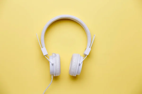 Bílá sluchátka na prázdné pozadí žluté — Stock fotografie