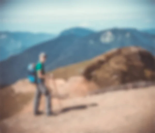 Onscherpe foto van toeristische man met stokken voor sport wandeling — Stockfoto