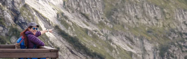 Mujer sonriente contra el telón de fondo de pintoresco paisaje de montaña — Foto de Stock