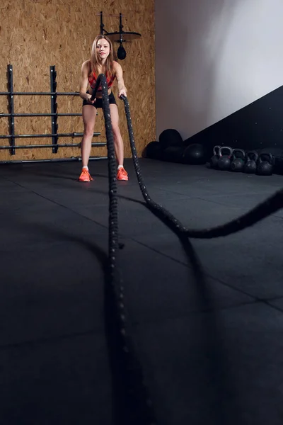 Imagen de la joven atleta en entrenamiento con dos cuerdas — Foto de Stock