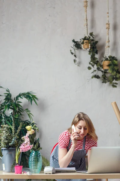 Foto de florista mulher falando no telefone na loja de flores — Fotografia de Stock