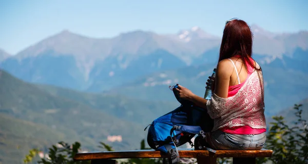 Длинноволосая девушка на фоне горного пейзажа — стоковое фото