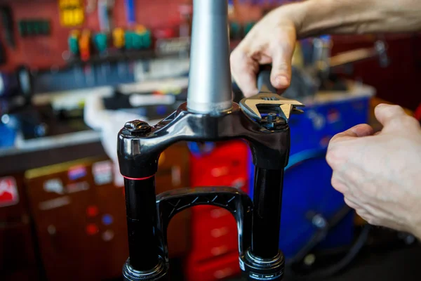 Immagine di officina per il fissaggio della bicicletta . — Foto Stock