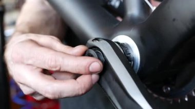 Adam assebling Bisiklet