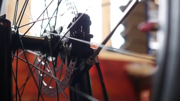 Mekaniker reparerade cykel i workshop. — Stockvideo