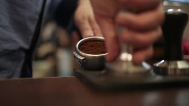 Barista presiona café en un cuerno . — Vídeos de Stock