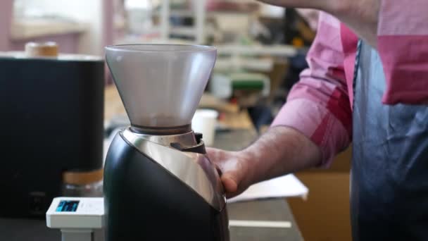 Man kontrollerar kaffe för graden av rostning i kaffe fabrik — Stockvideo