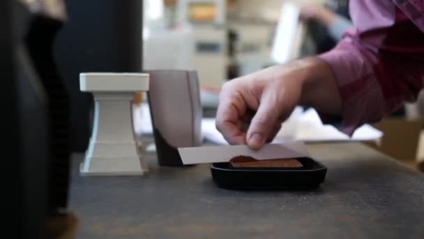 Homme vérifie le café pour le degré de torréfaction dans l'usine de café — Video