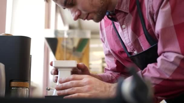 Hombre comprueba el café para el grado de tostado en la fábrica de café — Vídeos de Stock