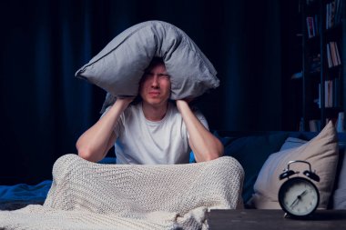 Adamın kafasına yastık ile uykusuzluk ile fotoğraf