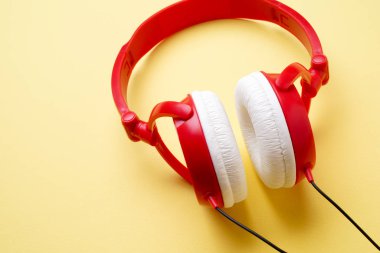 Kırmızı ve beyaz kulaklıklar müzik yakın çekim için resim