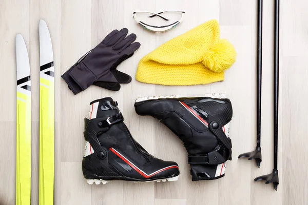 Foto von Skifahrer-Accessoires auf Holzgrund. — Stockfoto