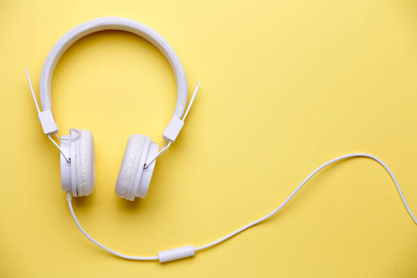 Foto de auriculares blancos para música sobre fondo amarillo — Foto de Stock