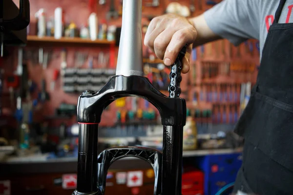 Imagem de oficina para fixação de bicicleta . — Fotografia de Stock