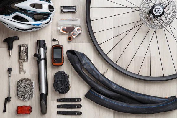 Foto di oggetti per biciclette su sfondo di legno . — Foto Stock