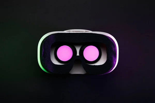 Immagine di occhiali realtà virtuale con bruciore luce rosa su sfondo nero — Foto Stock