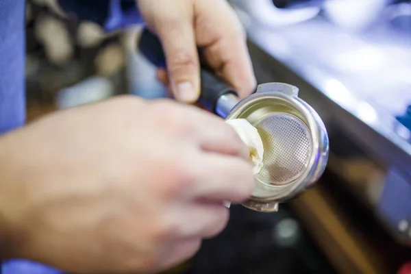 Foto de barista homem com argamassa para café — Fotografia de Stock