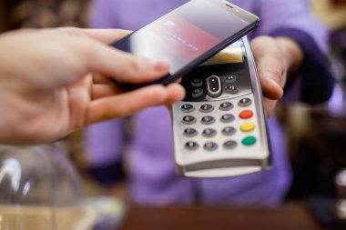 Satıcı ile terminal yakınındaki smartphone ile imge-in alıcı öder