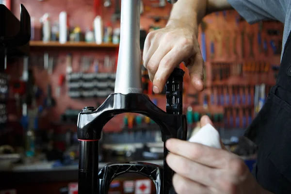 Фото мастерской для крепления велосипедной рамы . — стоковое фото