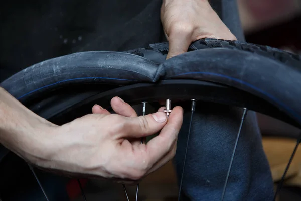 Imagen del hombre reparando rueda de bicicleta . —  Fotos de Stock