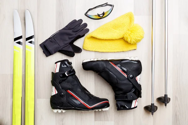 Foto di sci, bastoni, berretti, occhiali, scarpe — Foto Stock
