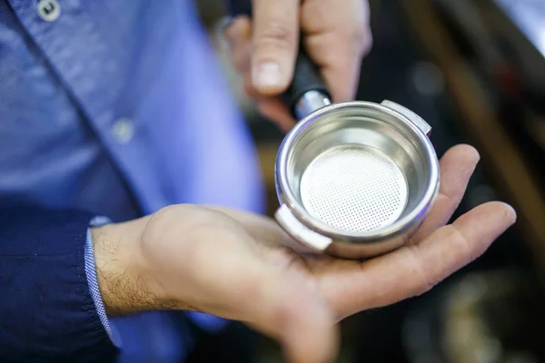 Afbeelding van barista man met mortel voor koffie — Stockfoto