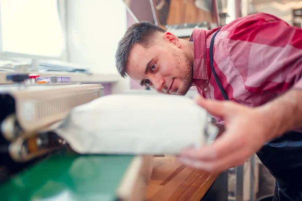 Imagen de hombre de negocios con bolsa de papel al lado del aparato — Foto de Stock