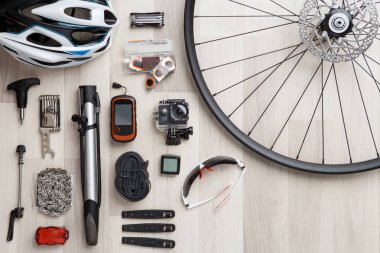 Bisiklet nesneler üzerinde ahşap arka plan görüntüsü. Tekerlek, dümen, koltuk, kask, lastik.