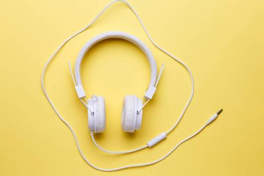 Fotoğraf için müzik temiz zemin üzerine beyaz kulaklık
