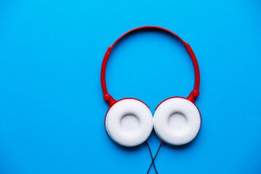 Kırmızı beyaz kulaklık ile fotoğraf