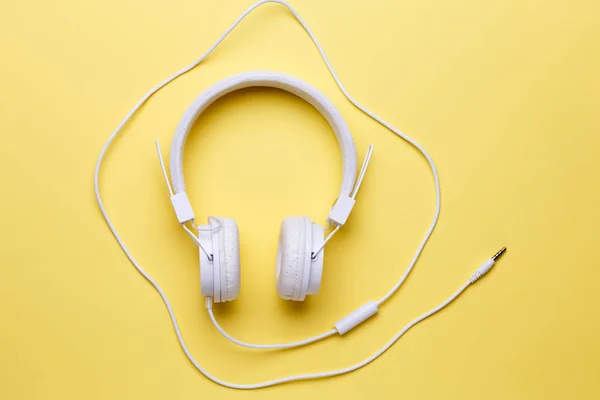 きれいな背景の音楽のための白いヘッドフォンの写真 — ストック写真