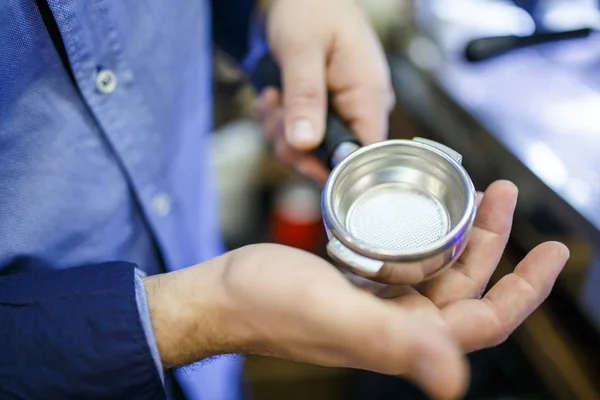 Bild av barista man med murbruk för kaffe — Stockfoto