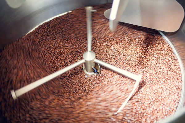 Foto di chicchi di caffè in torrefattore industriale — Foto Stock