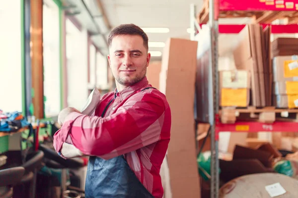 Portret mężczyzny w fartuch z worka w ręce w sklepie dla parzenia kawy — Zdjęcie stockowe