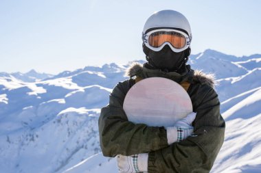 Kayak merkezinde gözlüklü ve miğferli bir sporcu resmi.