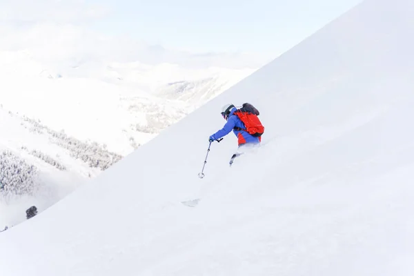 Foto de la espalda del deportista con mochila de esquí —  Fotos de Stock