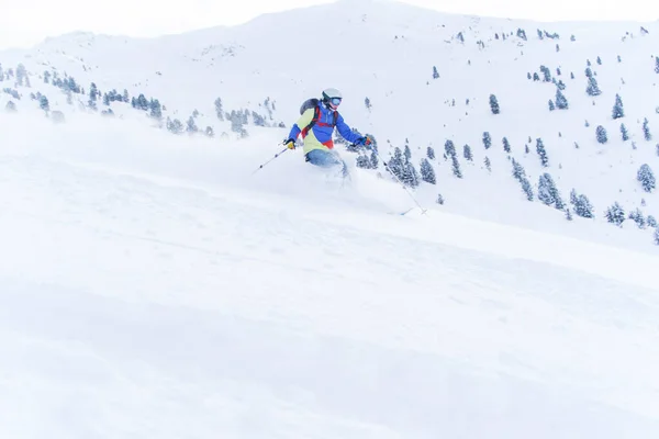 Foto de hombre deportivo en máscara y casco esquiando en estación de invierno —  Fotos de Stock