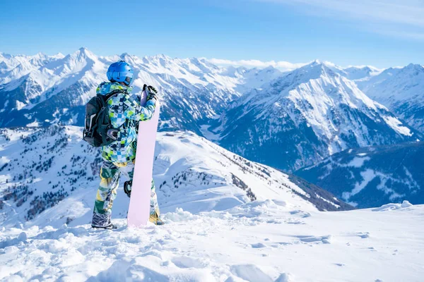 Photo de sportif en casque avec snowboard — Photo