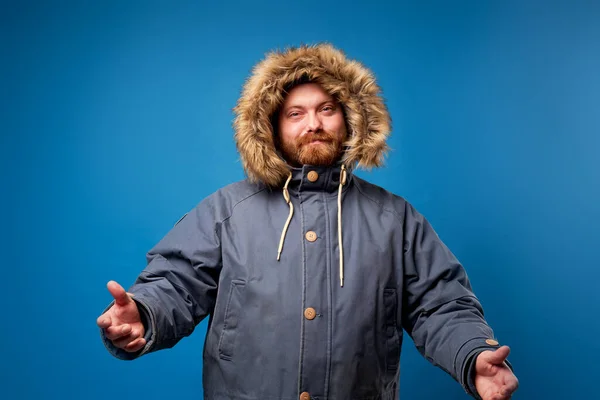 Boldog ember téli kabát szőrme üres kék háttér — Stock Fotó