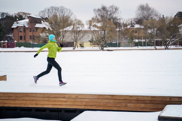 Bild des jungen Athleten beim Laufen im Winterpark — Stockfoto
