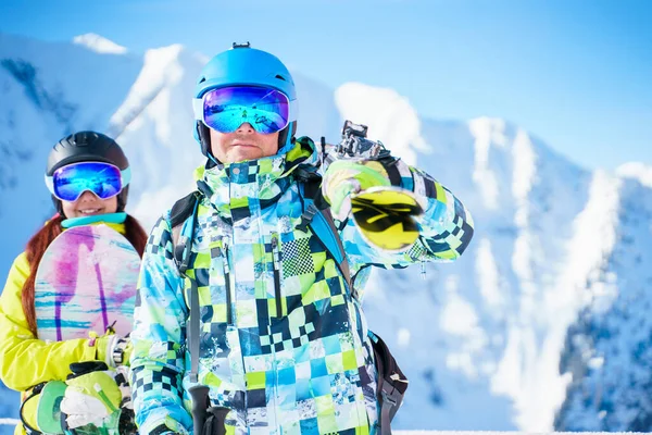 Snowboarders hommes et femmes debout sur la station de neige sur fond de montagne . — Photo