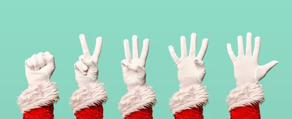 Cinco mãos de Papai Noel em luvas brancas no fundo azul em branco . — Fotografia de Stock