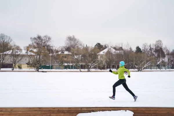 Image junger Sportler beim Laufen im Winterpark — Stockfoto