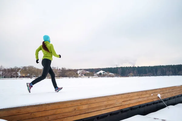 Bild der jungen Athletin beim Laufen im Winterpark — Stockfoto