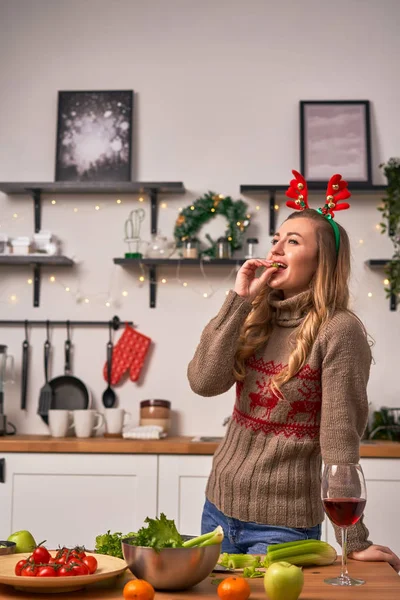 Noel 'de geyik boynuzları takan kadın şarap içer. Yeni yıl kavramı — Stok fotoğraf